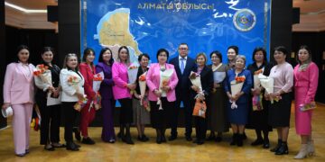 Алматы облысының әкімі әйелдер қауымын мерекемен құттықтады