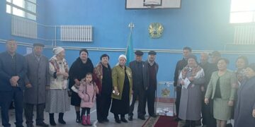 Дауыс беруге алғашқылар болып үлкендер келді