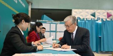 Қазақстан президенті Мәжіліс пен мәслихат депутаттарын сайлауда дауыс берді