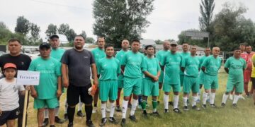 Әкелер доп тебуден бақ сынасты