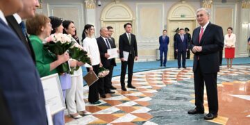 БАҚ өкілдерін марапаттаған Президент журналистердің міндеті туралы да айтты