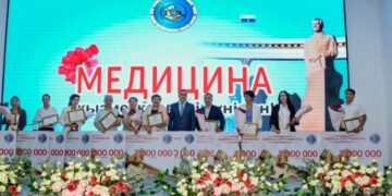 Алматы облысының әкімі Марат Сұлтанғазиев дәрігерлерді кәсіби мерекесімен құттықтады