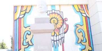 Ақын Еркін Ібітановтың бюсті бой көтерді
