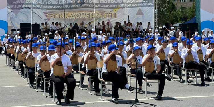 1500 өнерпаз қатысқан “Домбыра-дастан” фестивалі