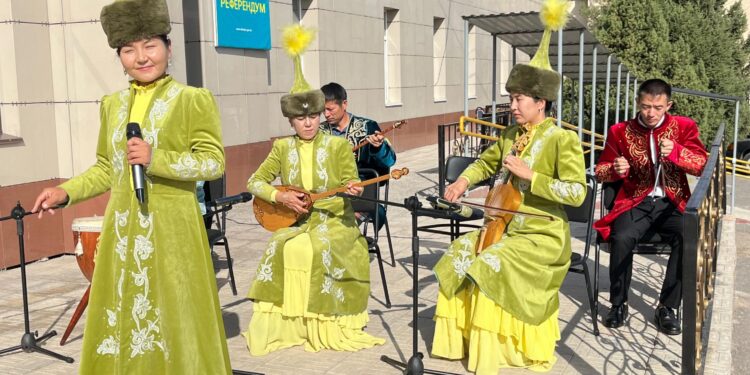 Референдум күнгі ансамбльдердің өнері елді тәнті етті