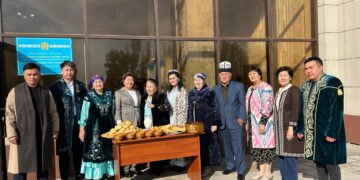 Ұлттық киім киген азаматтық белсенділер