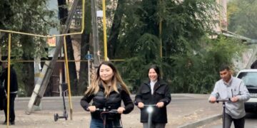 Самокатпен келіп дауыс берді