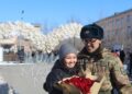 Сарбаз әскери ант рәсімінде сүйіктісіне ұсыныс жасады