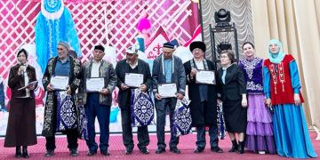 Қошеметпен қол соқты