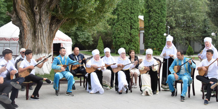 Домбырадан күй төгілді