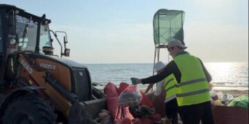 Орталық жағажайдан күн сайын 90 тоннаға дейін қоқыс шығарылады