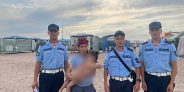 Ұландықтар жағажайда жоғалған балаларды тапты