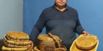 Қарағаштан ыдыс жасайтын хас шебер