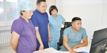 Емі де, сөзі де шипа