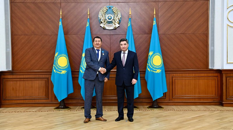 Премьер-министр Олжас Бектенов құрылыс саласының қызметкерлеріне Мемлекет басшысының атынан марапаттар табыс етті