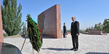 Президент Қасым-Жомарт Тоқаевтың Қырғыз Республикасына ресми сапары «Ата бейіт» ұлттық тарихи-мемориалдық кешеніне зиярат етуден басталды