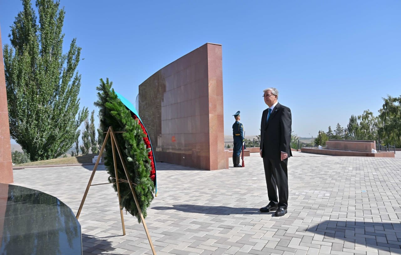 Президент Қасым-Жомарт Тоқаевтың Қырғыз Республикасына ресми сапары «Ата бейіт» ұлттық тарихи-мемориалдық кешеніне зиярат етуден басталды