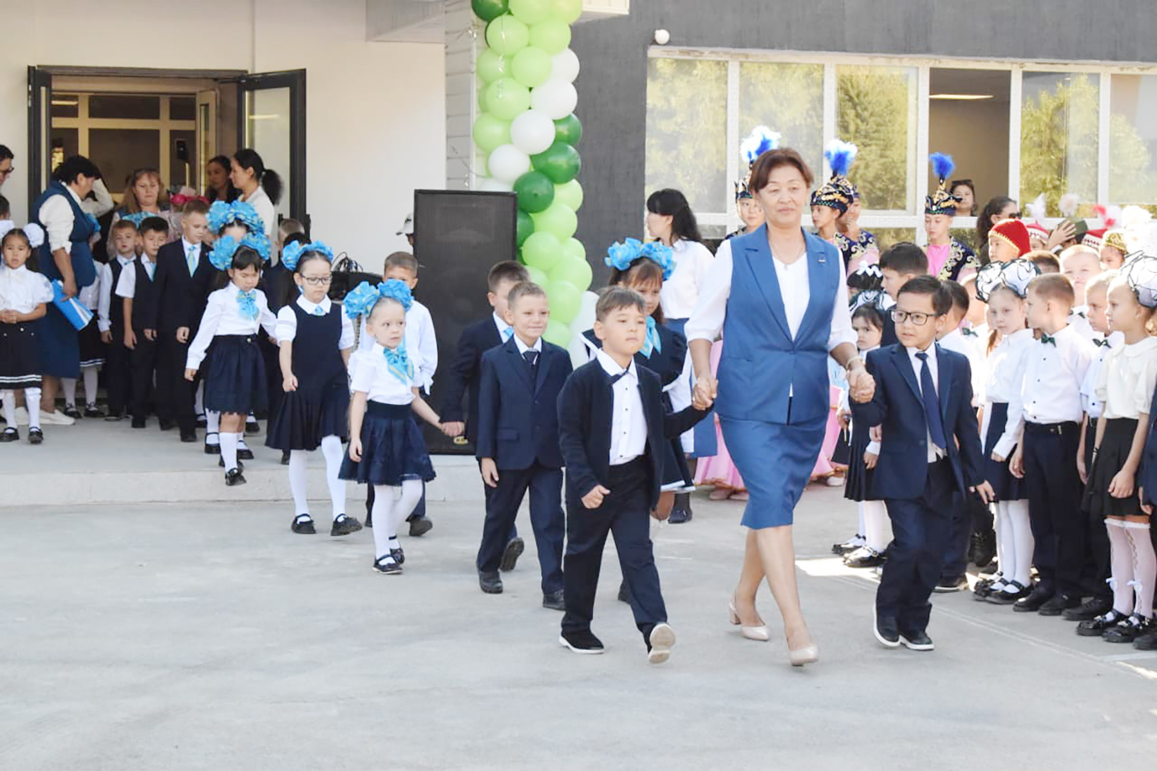 ОҚУШЫЛАР ШАТТЫҚҚА БӨЛЕНДІ