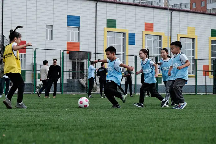 ALGA! жобасы: Қарағанды мектептерінде алғашқы футбол сабақтары өтті