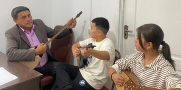 Бабалар үні – домбыра