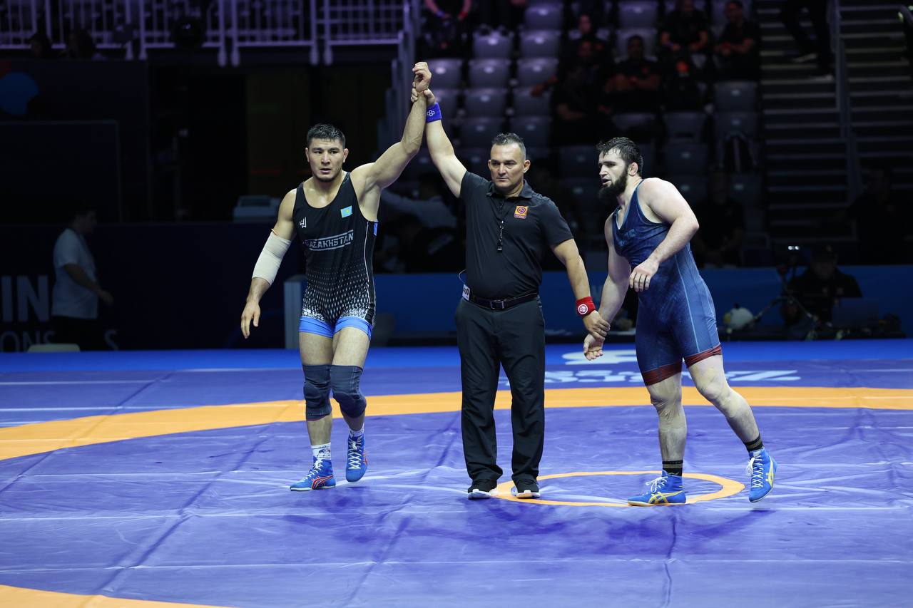 Асылжан Есенгелді мен Азамат Дәулетбеков әлем чемпионатының ширек финалында