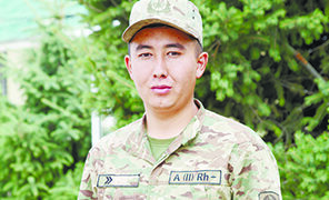 Мұқағали жырларын жатқа айтады