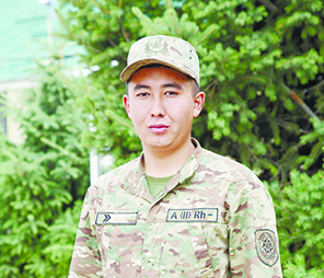 Мұқағали жырларын жатқа айтады