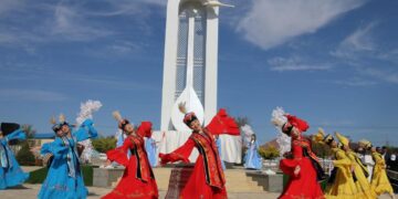 Нұрғиса Тілендиевтің туған ауылында еңселі стела орнатылды