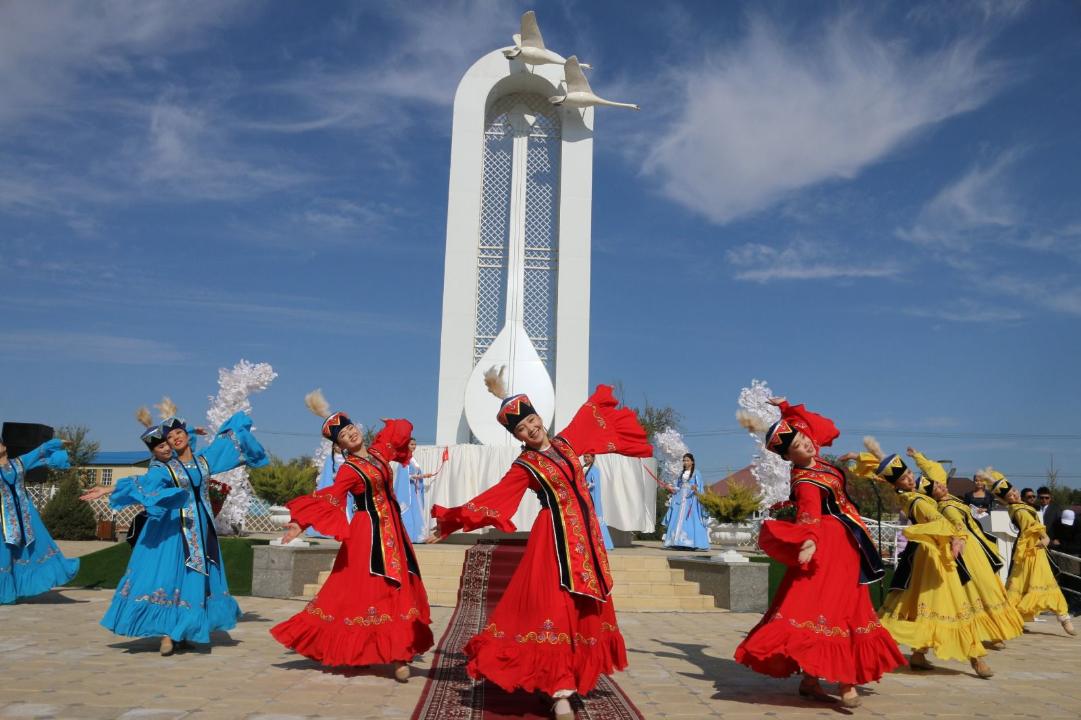 Нұрғиса Тілендиевтің туған ауылында еңселі стела орнатылды