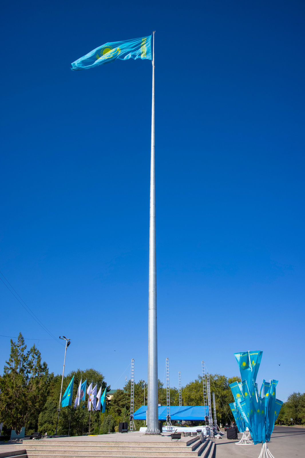 Алматы облысында ту көтеру рәсіміне мыңдаған тұрғын қатысты