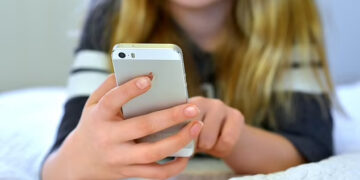 Қолдан жасалған бақыт: әлеуметтік желідегі өмір мен шынайылықтың айырмасы