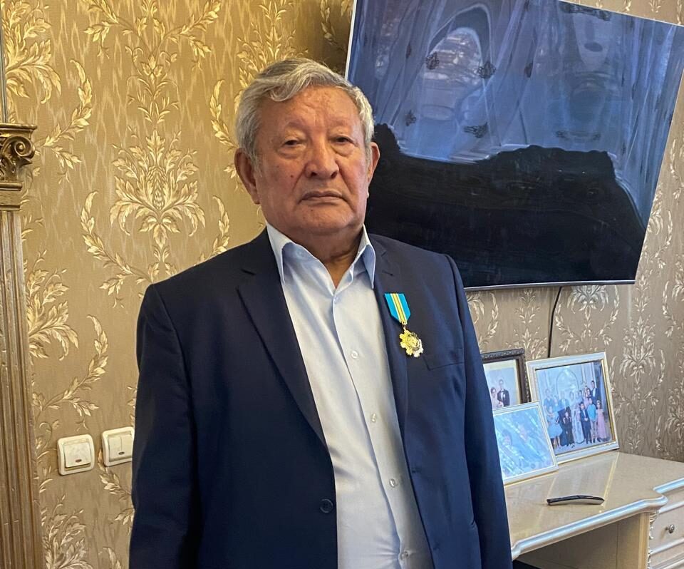 Парасат биігінде