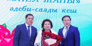 Әйел жанына үңілген қаламгер