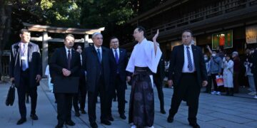 Қасым-Жомарт Тоқаев Мейджи Джингу ғибадатханасын аралап көрді