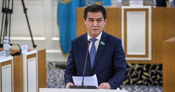 Сенатор Бекназаров конституциялық реформа азаматтардың құқықтарын қорғау кепілдіктерін кеңейтуді қамтамасыз ететінін айтты