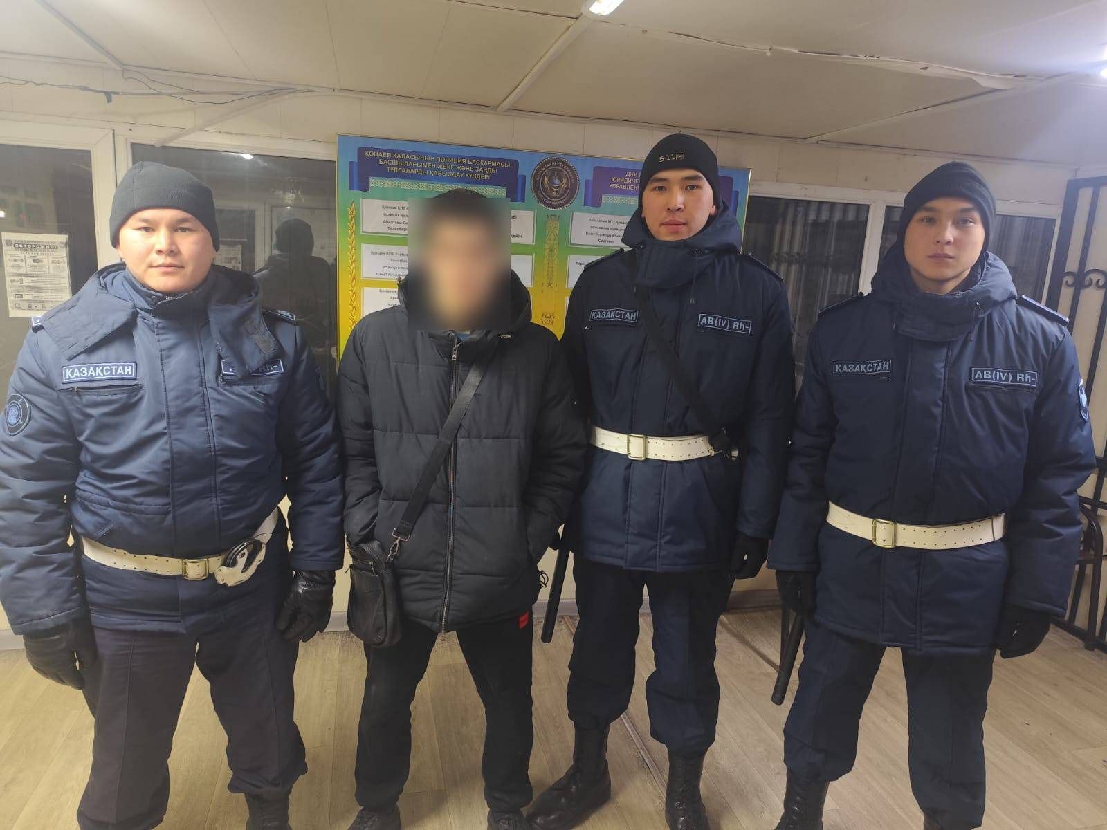 Ұландықтар Қонаев қаласында суық қару алып жүрген азаматты ұстады