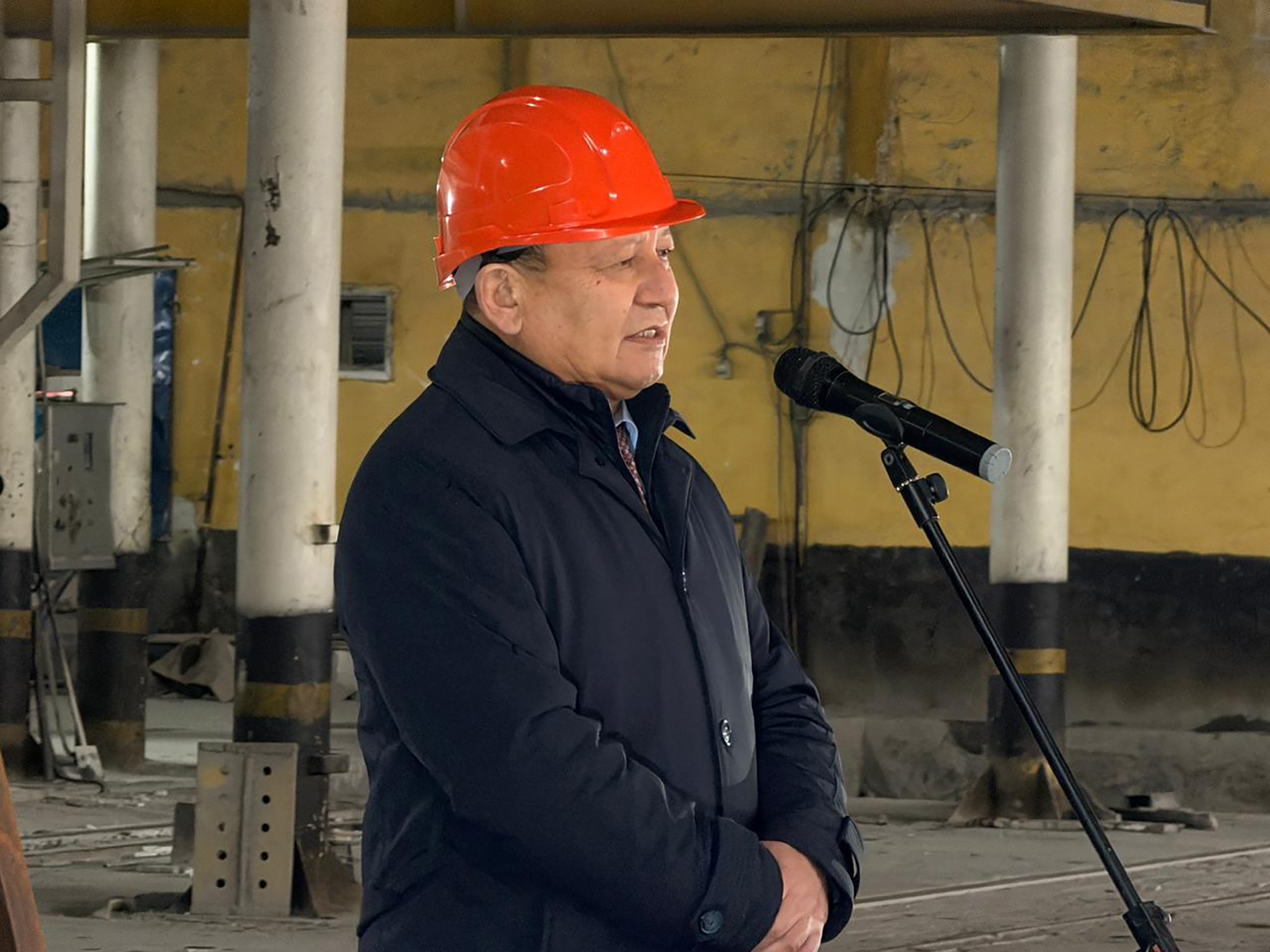 Зауыт жұмысшыларымен кездесті