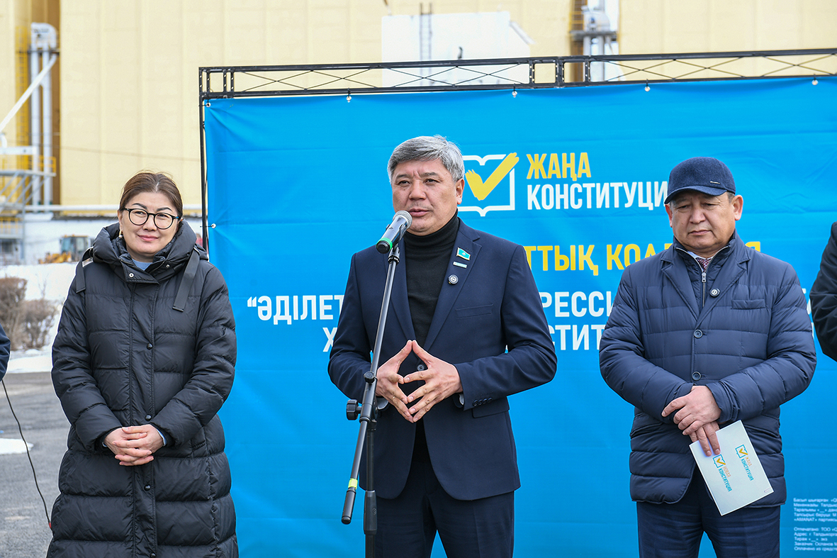 Жұмысшылармен кездесті