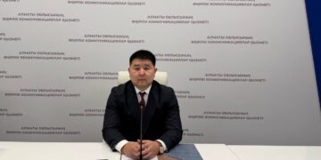 Қауіпті өндірістік нысандарға қойылатын талаптар күшейтіледі  өнеркәсіптік және газ қауіпсіздігі саласындағы талаптар күшейтіледі. Бұл туралы ҚР ТЖМ Алматы облысының ТЖД Өнеркәсіптік қауіпсіздік басқармасының басшысы баспасөз мәслихатында Ринат Рахимбулеков айтты.   Бұл өзгерістер қауіпті өндірістік нысандардағы оқыс және  төтенше жағдайлардың алдын алуға, сондай-ақ адамдардың өмірі мен денсаулығын қорғауға бағытталған. Заңдағы ең маңызды өзгерістердің бірі – қауіпті өндірістік объектілері бар ұйымдар үшін өндірістік бақылау қызметін құрудың міндетті болуы. Аталған қызмет ұйым басшысына тікелей бағынады және жеке құрылымдық бөлімше ретінде жұмыс істейді. Оның негізгі міндеті – қауіпті өндірістік объектілерде өнеркәсіптік қауіпсіздік талаптарының сақталуын бақылау. Сонымен қатар, 2026 жылдан бастап өндірістік бақылау қызметі еңбек қорғау және қауіпсіздік қызметінен бөлек жұмыс істейді. Бұрын бұл функциялар бір бөлімше шеңберінде атқарылған. Қызметтерді бөлу жауапкершілікті нақты айқындауға және бақылау тиімділігін арттыруға мүмкіндік береді. «Газ саласында да бірқатар маңызды өзгерістер енгізіледі. Бұрын газ тұтыну және газ тарату жүйелеріне техникалық қызмет көрсету жұмыстарын әртүрлі мекемелер атқара алатын. Енді бұл жұмыстарды тек өнеркәсіптік қауіпсіздік саласында тиісті аттестаты бар ұйымдар ғана жүзеге асыра алады. Бұл талап газ саласындағы авариялар мен төтенше жағдайлардың алдын алуға бағытталған»,-деді спикер.  Өнеркәсіптік қауіпсіздік саласында жедел ықпал ету шаралары да қарастырылған. Егер адамдардың өмірі мен денсаулығына қауіп төнсе, мемлекеттік инспекторлар қауіпті өндірістік объектілердің немесе техникалық құрылғылардың жұмысын уақытша тоқтата тұруға құқылы. Жалпы, тексеру жұмыстары объектілердің қауіп-қатер дәрежесіне байланысты жүргізіледі. Жоғары қауіп-қатер санатына жататын объектілерге мемлекеттік бақылау күшейтіледі