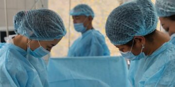 Бір наркозбен екі операция: АККА дәрігерлері ана мен сәбидің денсаулығын сақтап қалды