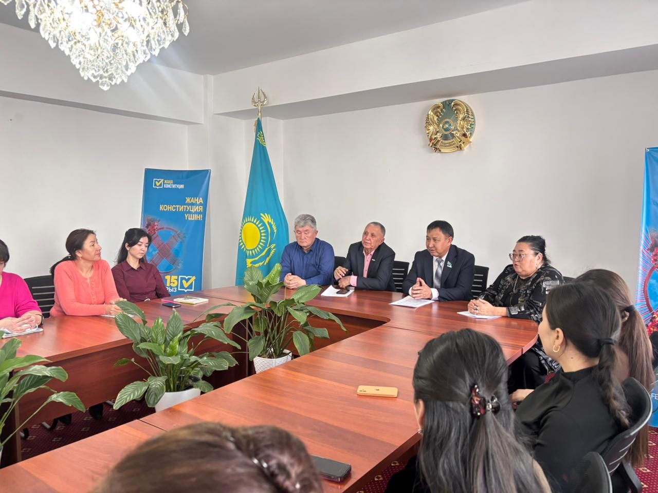 Мектеп ұжымымен кездесті