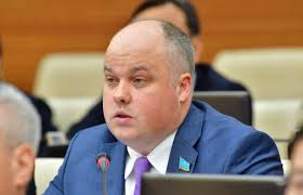 Әділ еңбек, қауіпсіз жұмыс, лайықты жалақы: Максим Рожин жаңа Конституцияның маңызды тұсын атады