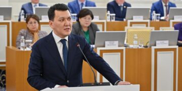 Жаңа Конституциямыздағы жаңа ұстанымдар мен нормалар басқа елдерге үлгі, бағдар болатынына сенімді айта аламыз – Ерлан Қарин