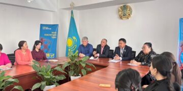 Мектеп ұжымымен кездесті