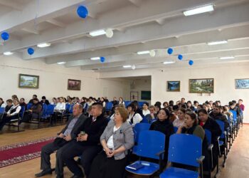 Білім саласының қызметкерлерімен кездесті