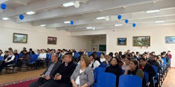 Білім саласының қызметкерлерімен кездесті