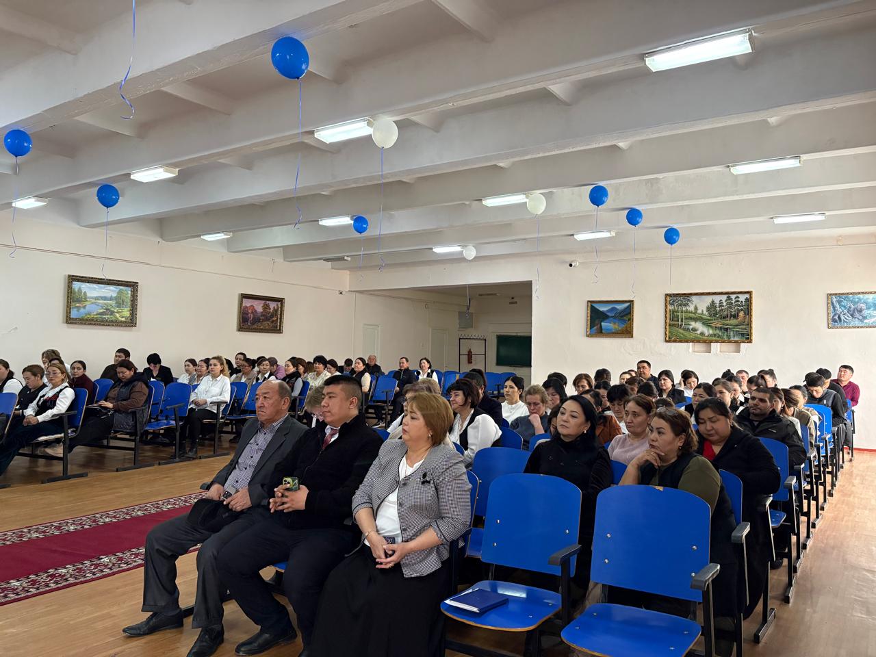 Білім саласының қызметкерлерімен кездесті