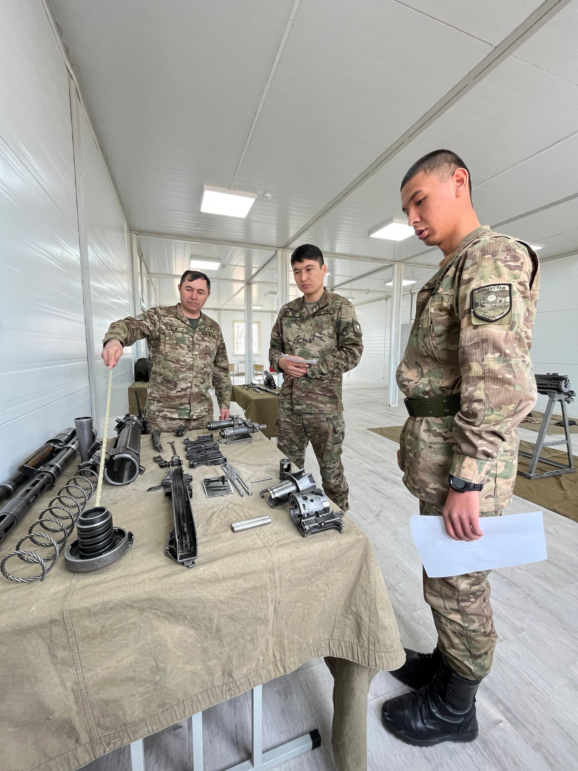 Кәсіби шеберлік белесі: 6654 әскери бөлімінде көздеуші мамандығы бойынша қорытынды емтихан өтуде