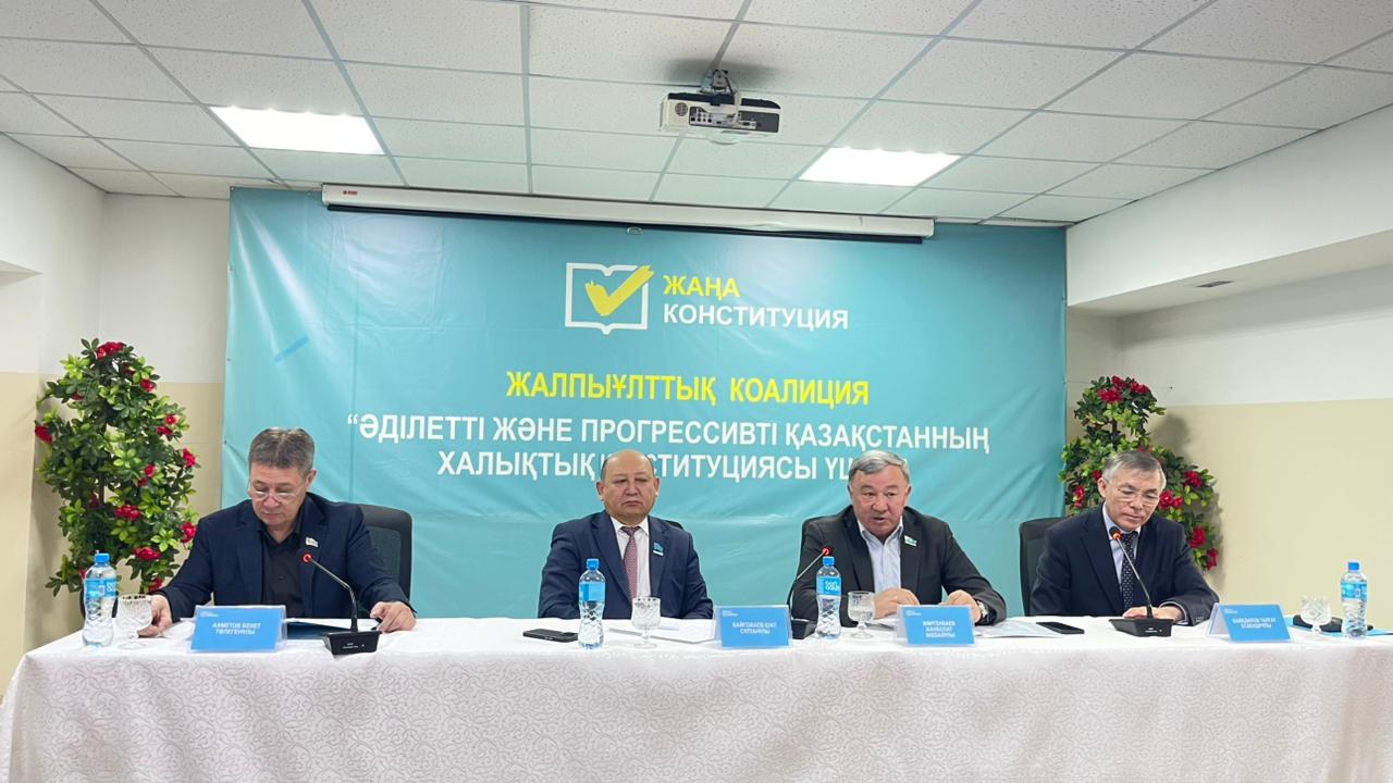 Коалиция мүшелері колледжде кездесу өткізді