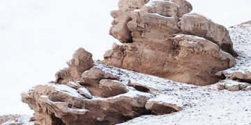 Ақынның таудағы мүсіні